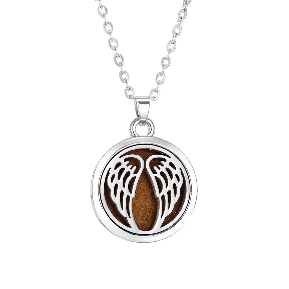 Collar difusor de aromaterapia en acero inoxidable con diseño de alas, ideal para aceites esenciales.