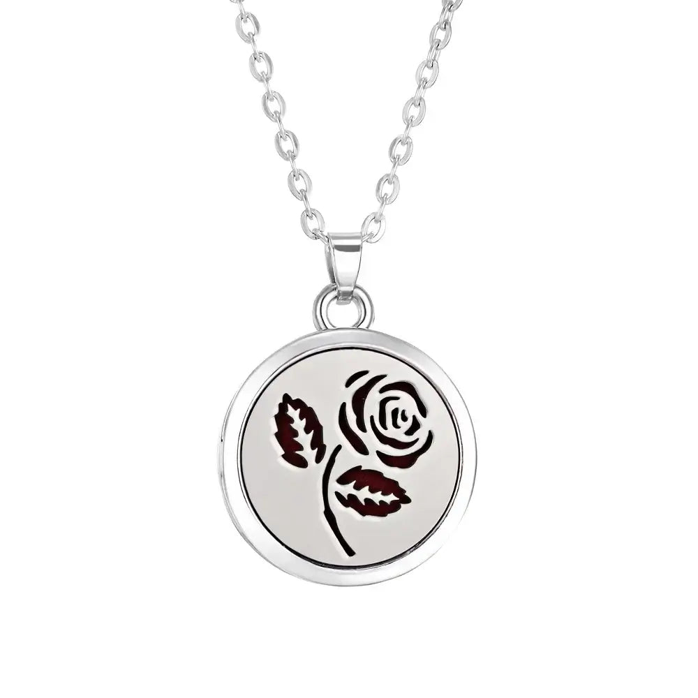 Collar difusor de aromaterapia en acero inoxidable con diseño de rosa, ideal para llevar aceites esenciales. Regalo elegante.