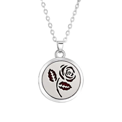 Collar difusor de aromaterapia en acero inoxidable con diseño de rosa, ideal para llevar aceites esenciales. Regalo elegante.