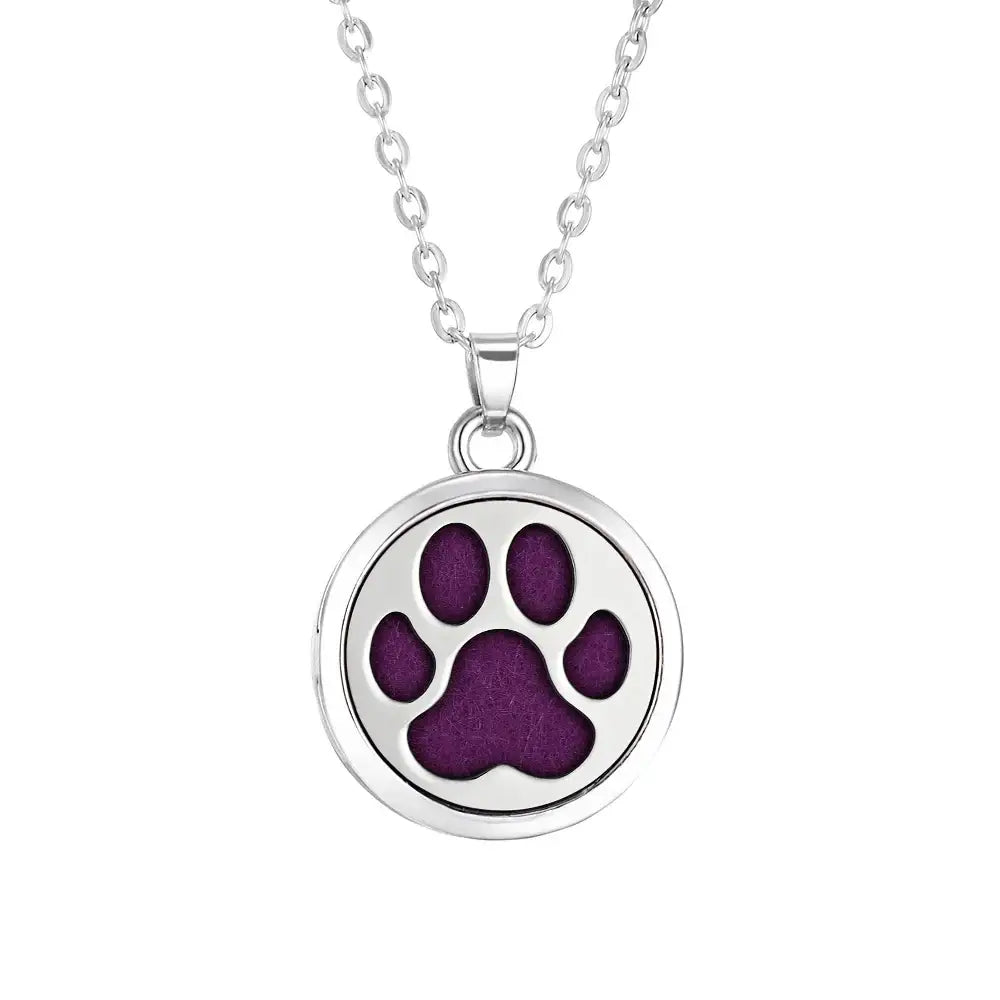 Collar difusor de aromaterapia con charm de huella de pata en acero inoxidable y color púrpura.