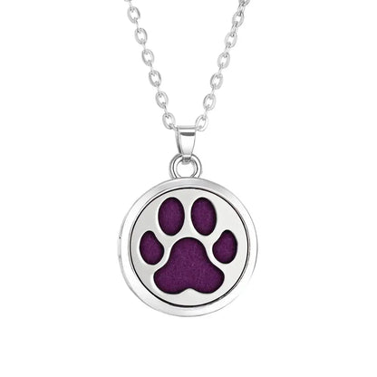 Collar difusor de aromaterapia con charm de huella de pata en acero inoxidable y color púrpura.