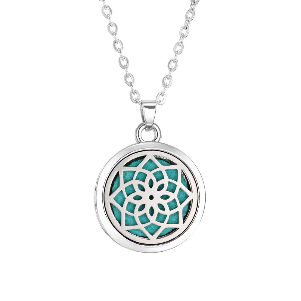 Collar difusor de aromaterapia en acero inoxidable con diseño floral, ideal para llevar aceites esenciales.