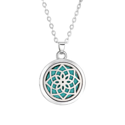 Collar difusor de aromaterapia en acero inoxidable con diseño floral, ideal para llevar aceites esenciales.